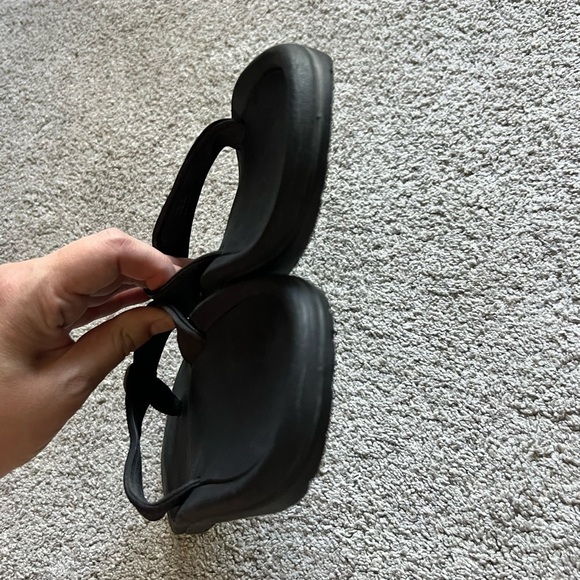 OluKai Ohana-M Men's Size 7 Black Beach Thong Slip On Flip Flop Sandals - Picture 2 of 5